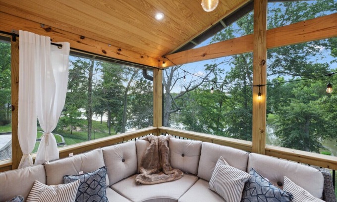 Gallatin House | Lake Front Beauty North of Nashville