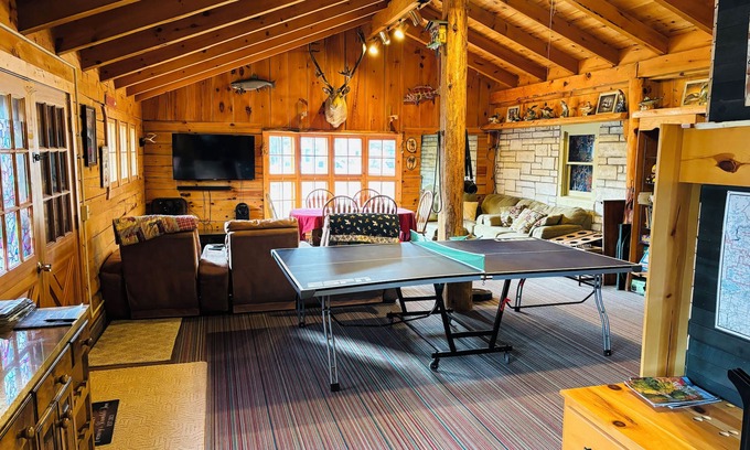 Eagle River Cabin | Lake front cabin on the Eagle River chain. Pet friendly. Pontoon for rent.