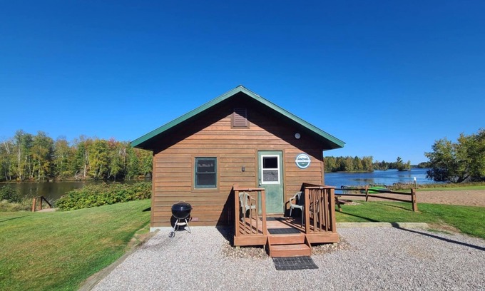 Phillips Cabin | Lake Front Cabin The Bear Den