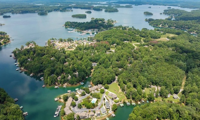 Seneca House | Lake Front Cottage on Keowee