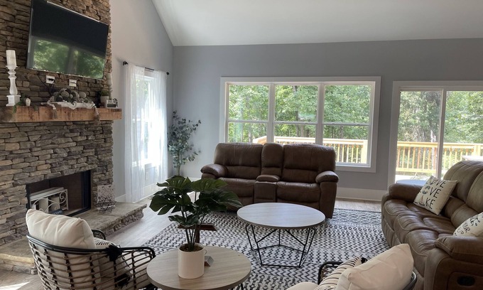 Reed Creek House | Lake Front Cottage with New Dock & Kid’s Kayaks
