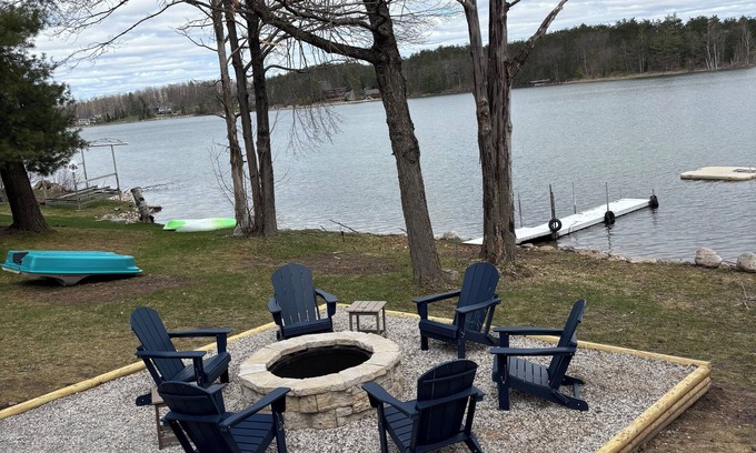 Gaylord House | Lake Front ~ Firepit ~ Kayaks ~ SUPs ~ Yard Games