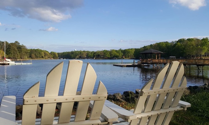 Mayhew House | Lake Front Getaway, Family Friendly.
