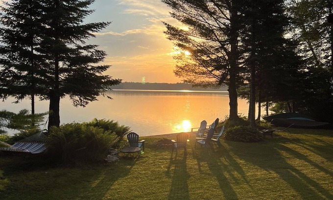 Madison House | Lake Front House ~ Fire pit ~ Canoes/Kayaks ~ Large Deck ~Grill - Secluded Beach