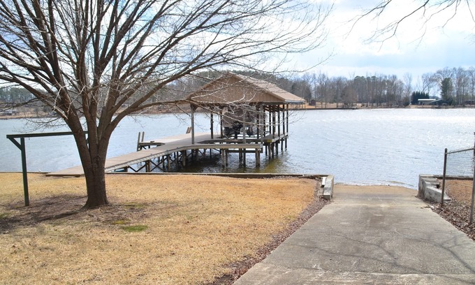 Leesburg House | Lake Front House! Great fishing on Lake Weiss