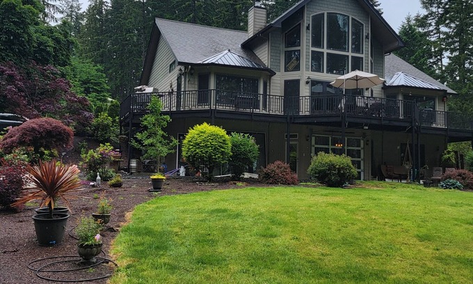 Dorena House | Lake front LAWN FLOOR of bi-level home.n bottom floor only. private entrance.