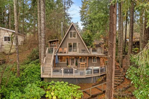 Burley House | Lake Front Retreat, Sauna/Hot Tub