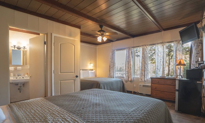 Royal House | Lake front room on Lake Ouachita!