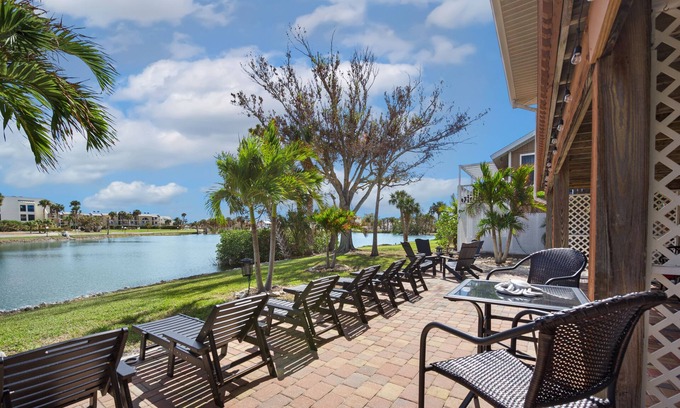 Mid Island House | ☀️Lake Front - Short Walk to Beach🌴Endless Tides 1