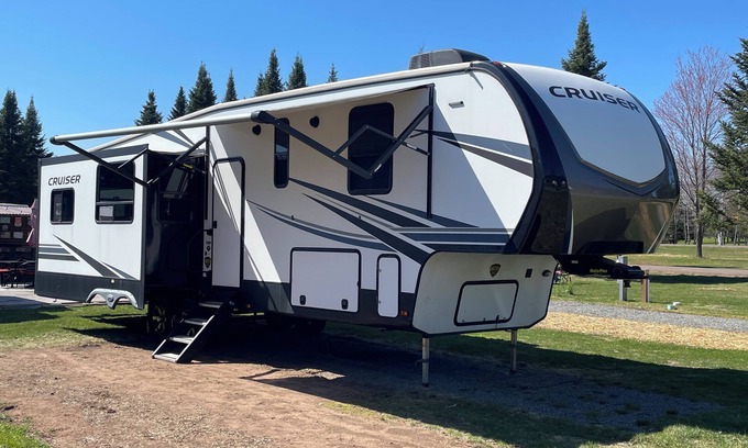 Holcombe RV Rental | Lake, golf course, tiki bar, volleyball court and bar/restaurant!