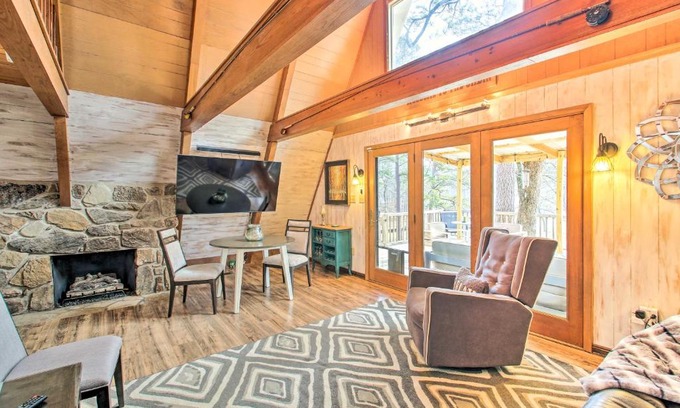 Mid America House | Lake Hamilton Cabin Boating Getaway!