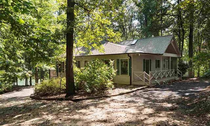 Seneca House | Lake Hartwell - 15 mins to Clemson, Tubes, Skis, Wakeboards. Floats and Memories