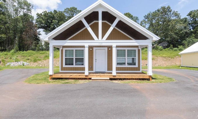 Townville House | Lake Hartwell Cabins-15 Minutes to Clemson-Near Green Pond Landing