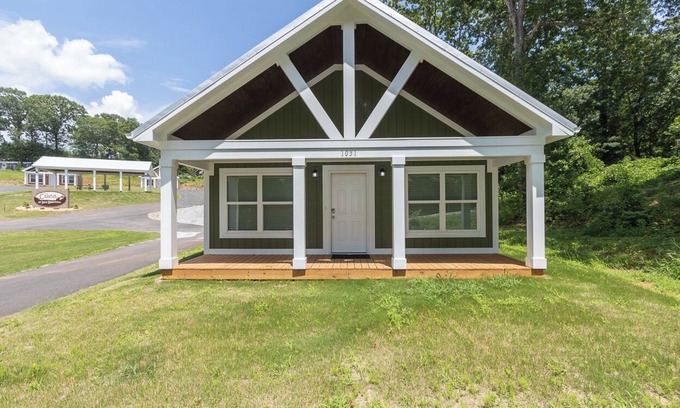 Townville Cabin | Lake Hartwell Cabins-15 Minutes to Clemson-Near Green Pond Landing