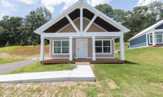Townville House | Lake Hartwell Cabins-15 Minutes to Clemson-Near Green Pond Landing