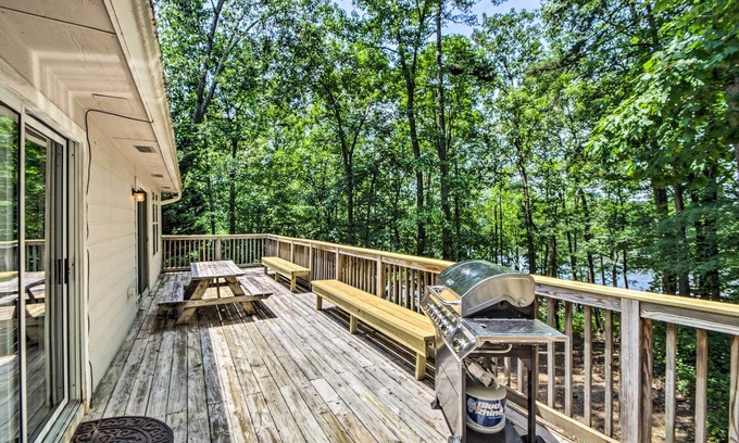 Westminster House | Lake Hartwell Home w/Private Dock - Near Clemson!