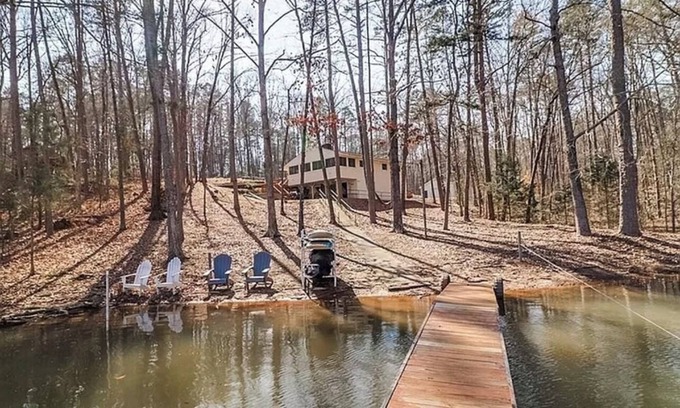 Martin House | Lake Hartwell NEW HOT TUB Paddle boards kayaks, 30 mins to blue ridge mountains!