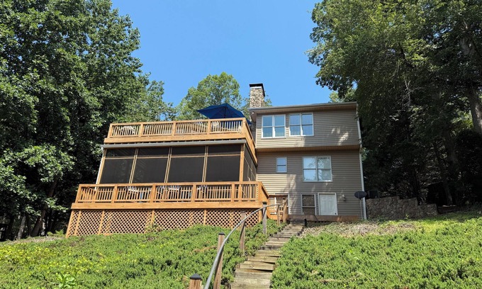 Townville House | Lake Hartwell, SC - 3BR, Sleeps 8, Lake Front, Hot Tub, Game Room!