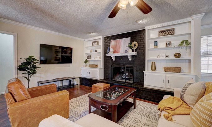 Oklahoma City House | Lake Hefner/Spacious King Bed/Foosball & Games