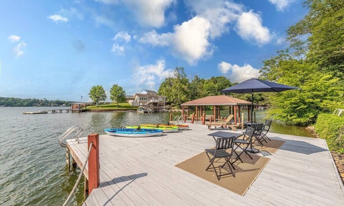 Hickory House | Lake Hickory Trio w/Boat Slip
