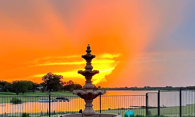 Frisco House | Lake Home -Walk-in Waterfront - Pets Welcomed - Sunset Hacienda - 3 beds