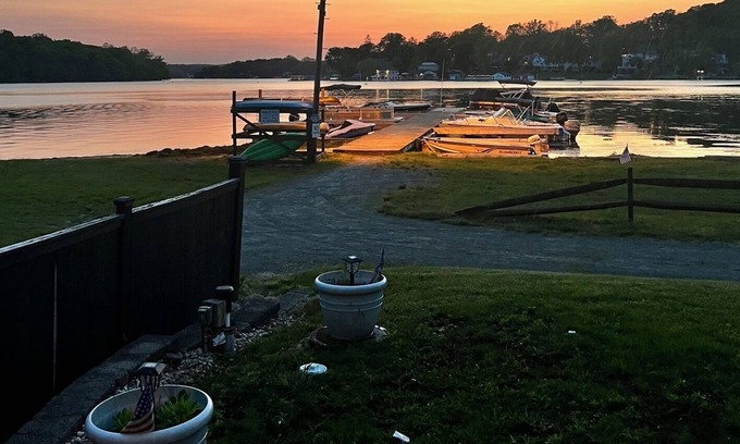 Lake Hopatcong House | Lake Hopatcong lakefront - WIFI, kayaks, paddleboards included