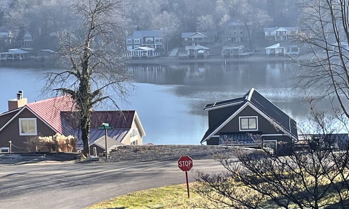 Howard House | Lake House Artistic Spa-Like Retreat - Quiet Peaceful cul-de-sac - Pet-Friendly!