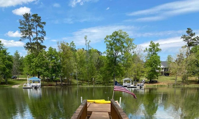 Prosperity House | Lake House- Entire House w/shared dock on LM