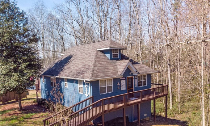 Reed Creek House | Lake house getaway w kayaks & firepit -- 10 min to downtown Hartwell