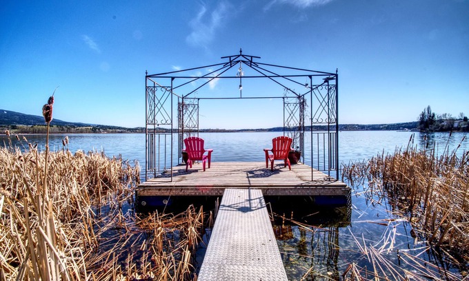 Quesnel House | Lake House Getaway With Private Dock