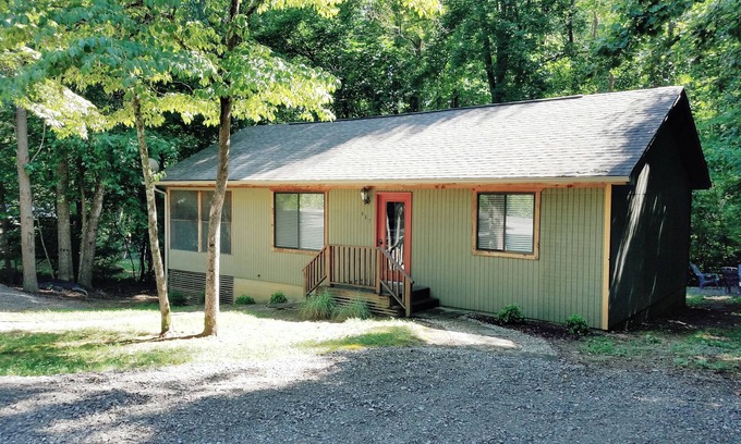 Jamestown Cottage | Lake House Hideaway #3, Only 2 miles from Jamestown Marina