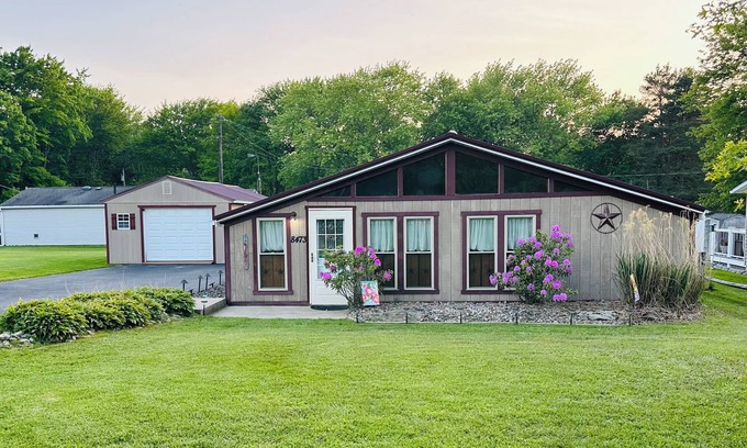 Pymatuning Central Cabin | Lake House Steps from Pymatuning