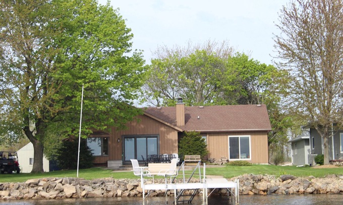 Larsen House | Lake house with easy access to Fox Valley cities