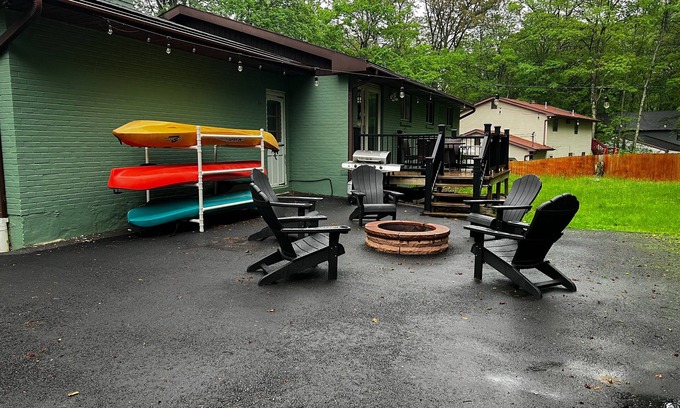 Pocono Summit House | Lake House with Fire Pit, Kayaks & Games, minutes from Kalahari