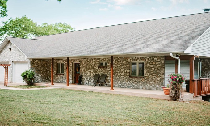 Garfield House | Lake house with washer/dryer, central AC, game rom, deck & yard