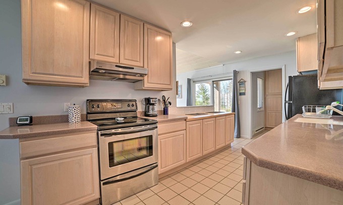 De Tour Village Cottage | Lake Huron Home w/Direct Beach Access!