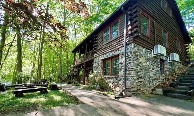 Waynesville Cabin | Lake J Log Cabin at Red Maple Retreat