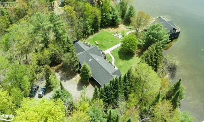 Seguin Cottage | Lake Joseph, Muskoka - 7 Bedroom Family Cottage - Quiet Bay. Gorgeous setting.