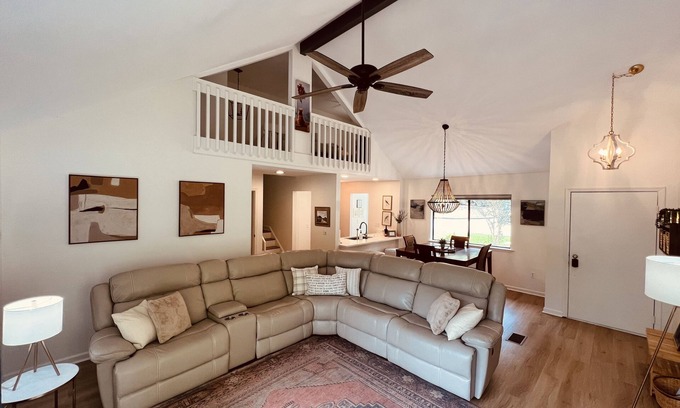 Salem House | Lake Keowee Home near Clemson, golf, hiking, boating