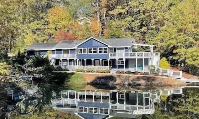 West Union House | Lake Keowee Home w Dock, Kayaks, Hot Tub!