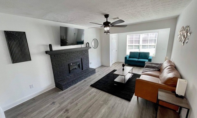 Buford House | Lake Lanier Haven | Close to ATL | Stylish & Fun!