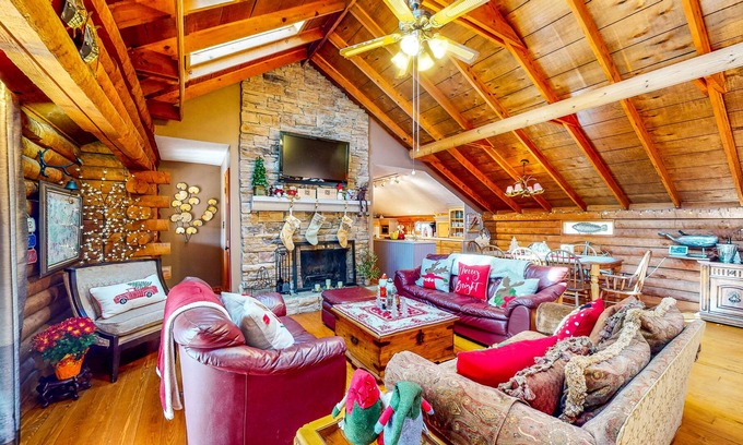 Gainesville House | Lake Lanier Log House with Water Views & Screened Porch