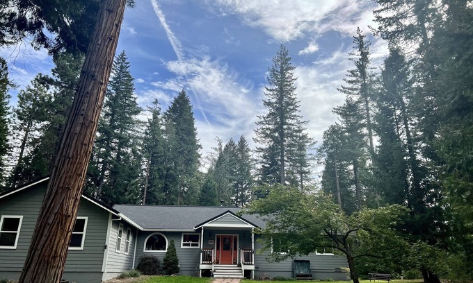 Mount Shasta House | Lake life at it's best - 4Bedroom/2.5Bathroom house