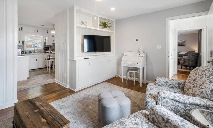 Acworth House | Lake Life C - 2 Bdrm Sleeps 4 - 5 Min Walk to Beach & Downtown Acworth - 10 Min to Lake Point Sports Complex