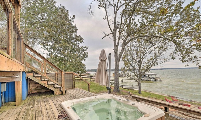Coldspring House | Lake Livingston Vacation Rental w/ Hot Tub!