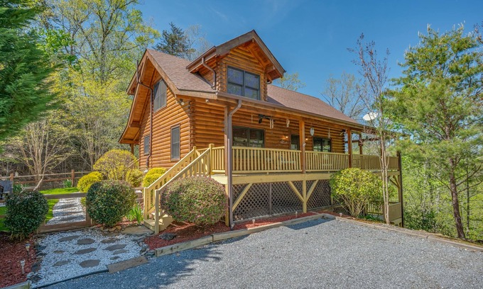 Lake Lure Cabin | Lake Lure-Lovely Log cabin- Private Lake with Beach access. Kayaks provided. Pet