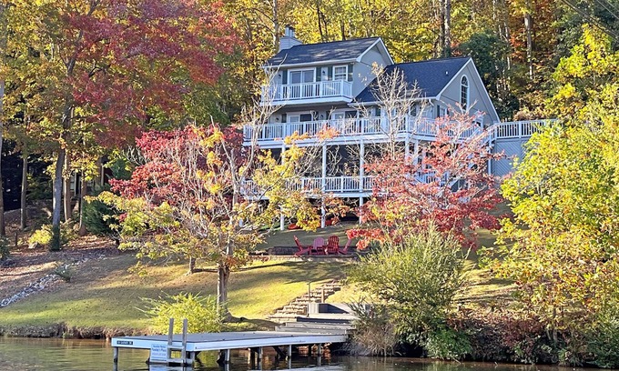 Garner Cove House | Lake Lure Reopens May 2026! Lakefront-Pontoon Boat,Firepit,Game Rm,Dogs OK