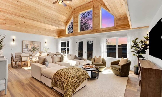 Blakeslee Cabin | Lake Lux | Lakefront Log Cabin | Hot Tub | Sauna