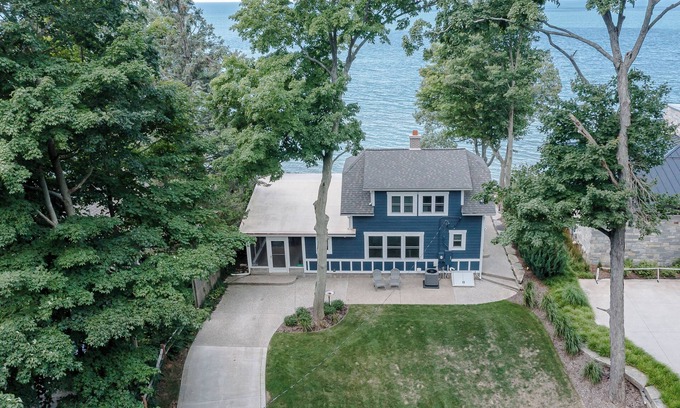 Michigan House | Lake Michigan Beach Cottage - beach access and stunning views.