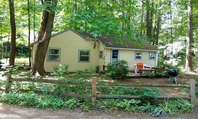 Fennville Cottage | Lake Michigan cottage/Come enjoy the fall colors in SW Michigan